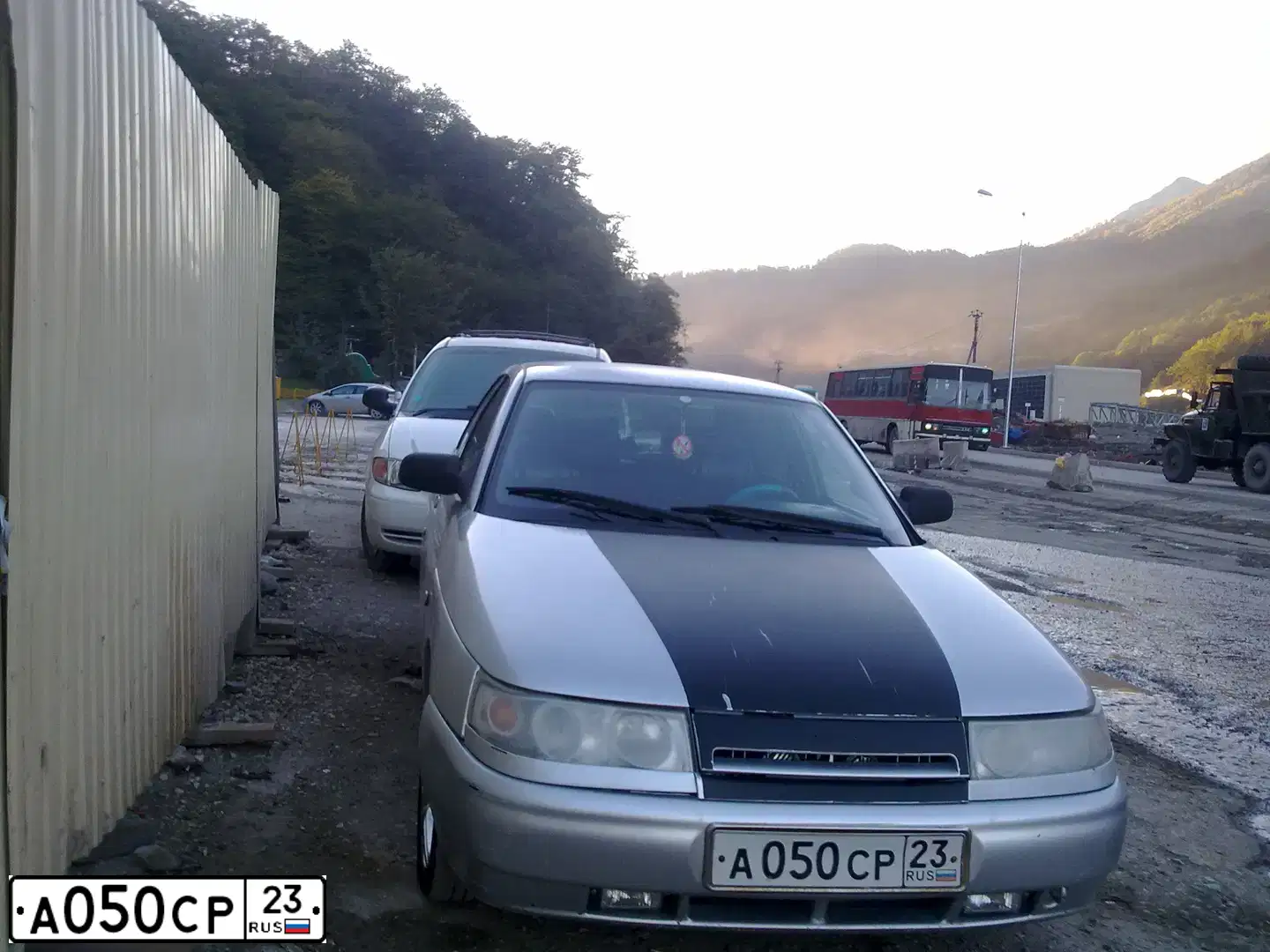 Фото автомобиля LADA 2110, 2004 — госномер А050СР23. Цвет: СЕРЕБРИСТЫЙ