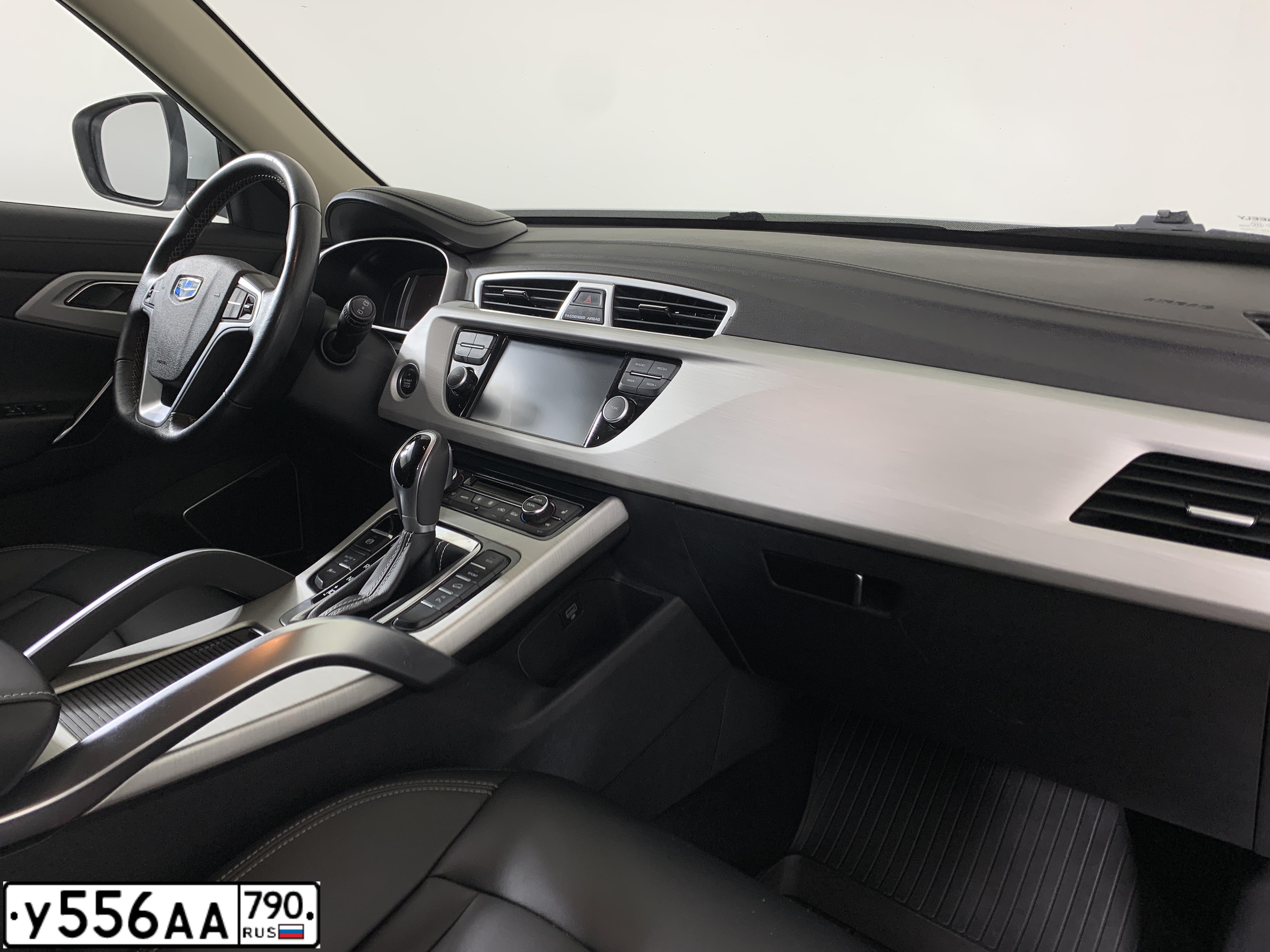Фото автомобиля GEELY ATLAS, 2019 — госномер У556АА790. Цвет: БЕЛЫЙ