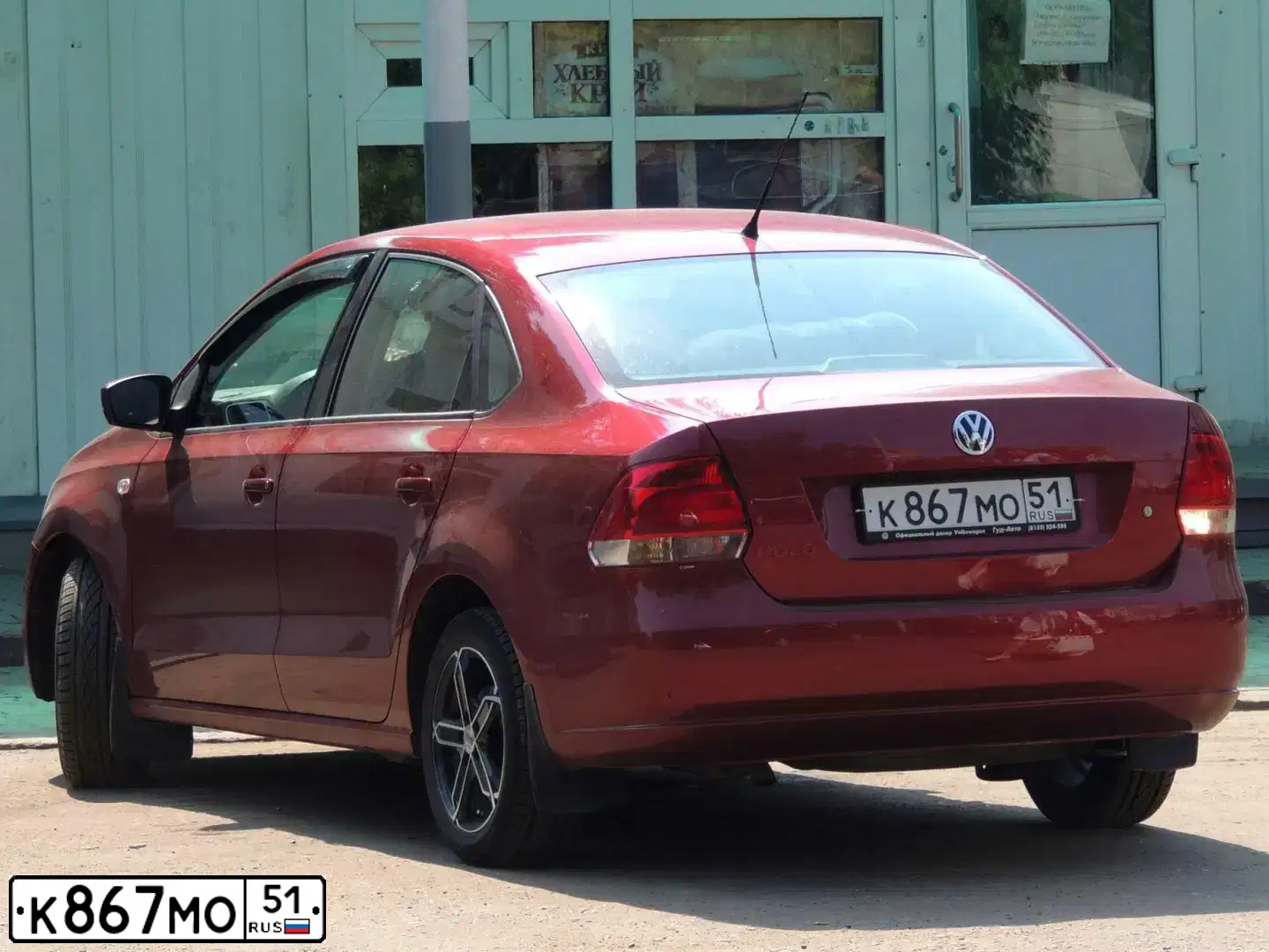 Фото автомобиля VOLKSWAGEN POLO, 2012 — госномер К867МО51. Цвет: ВИШНЕВО-КРАСНЫЙ