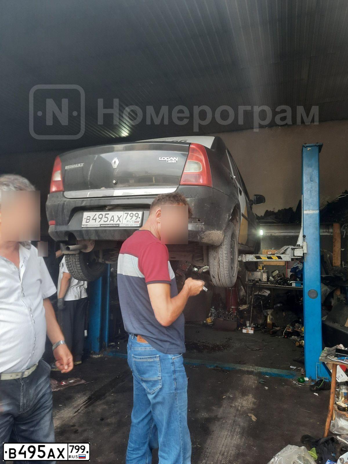Фото автомобиля RENAULT LOGAN, 2011 — госномер В495АХ799. Цвет: ЧЕРНЫЙ