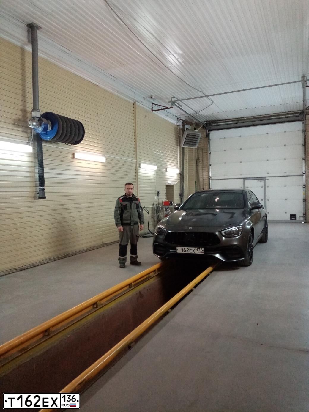 Фото автомобиля МЕРСЕДЕС-БЕНЦ E 400 D 4MATIC, 2019 — госномер Н138РЕ21. Цвет: синий