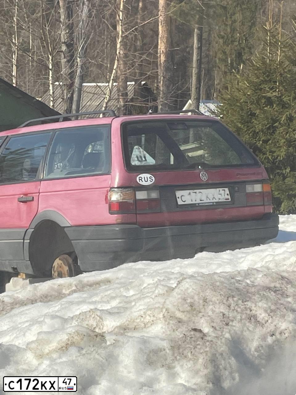 Фото автомобиля VOLKSWAGEN PASSAT, 1989 — госномер С172КХ47. Цвет: КРАСНЫЙ