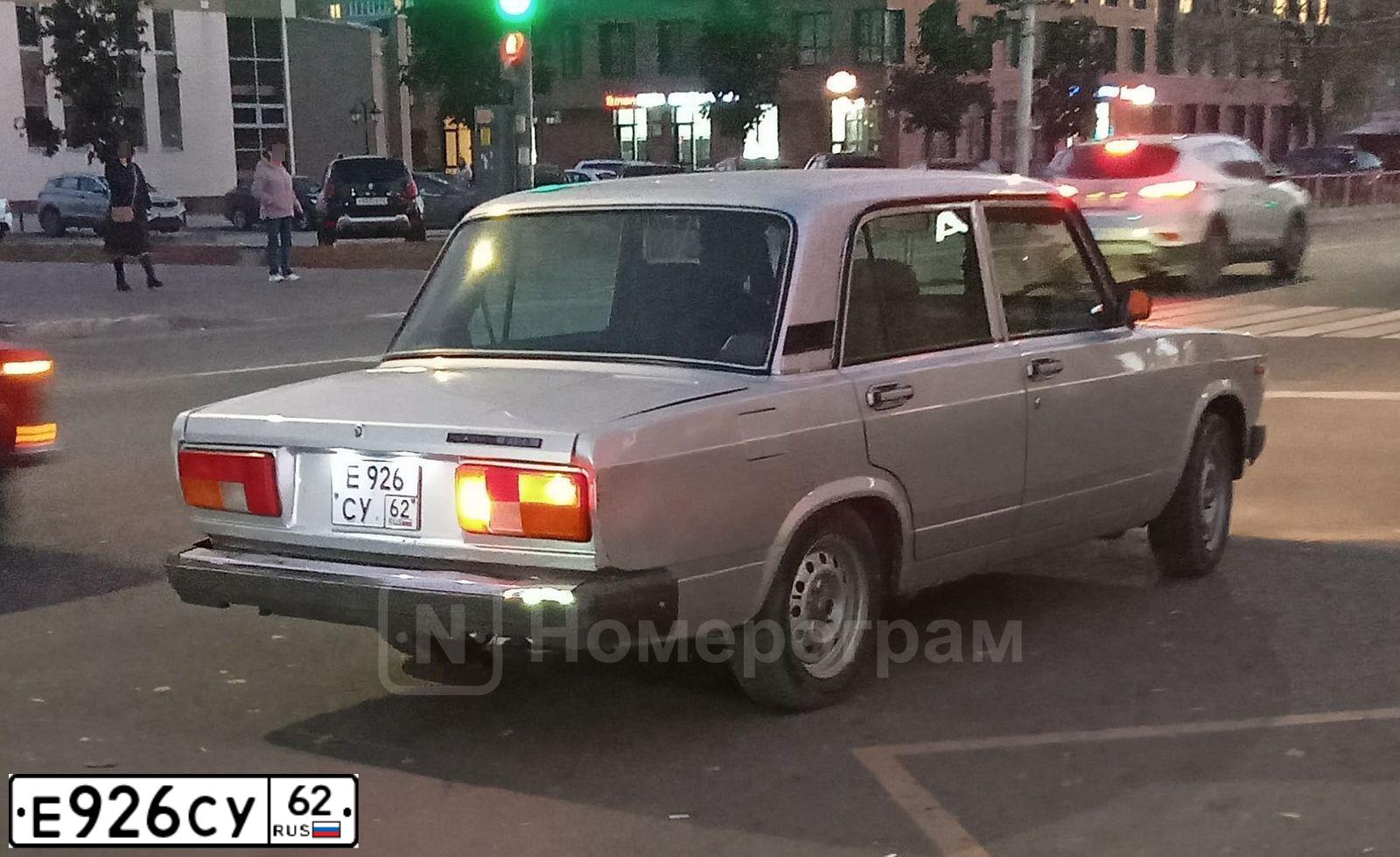 Фото автомобиля LADA 2105, 2011 — госномер Е926СУ62. Цвет: СВЕТЛО-СЕРЕБРИСТЫЙ МЕТАЛЛ