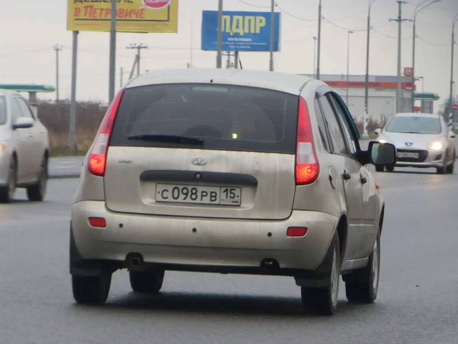 Фото автомобиля LADA 1119 KALINA, 2013 — госномер О057ХВ05. Цвет: БЕЖЕВЫЙ