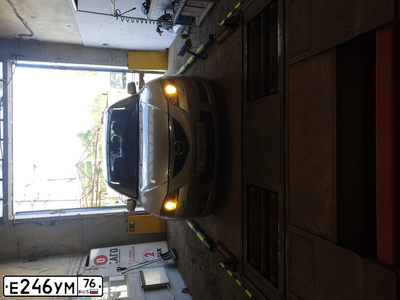 Фото автомобиля MAZDA 3, 2007 — госномер Е246УМ76. Цвет: СЕРО-ЗОЛОТИСТЫЙ