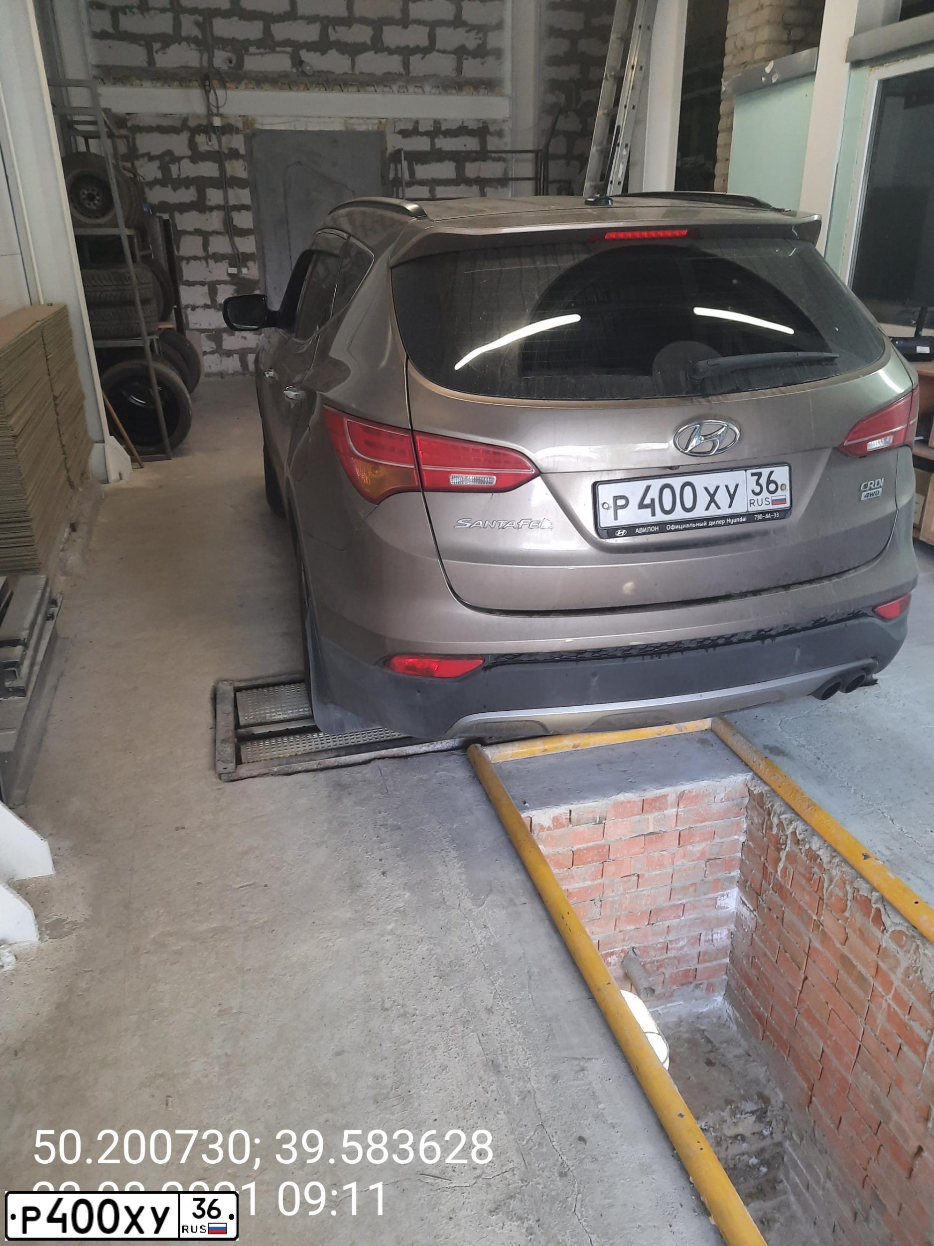 Фото автомобиля HYUNDAI SANTA FE, 2013 — госномер Р400ХУ36. Цвет: ЗОЛОТИСТЫЙ