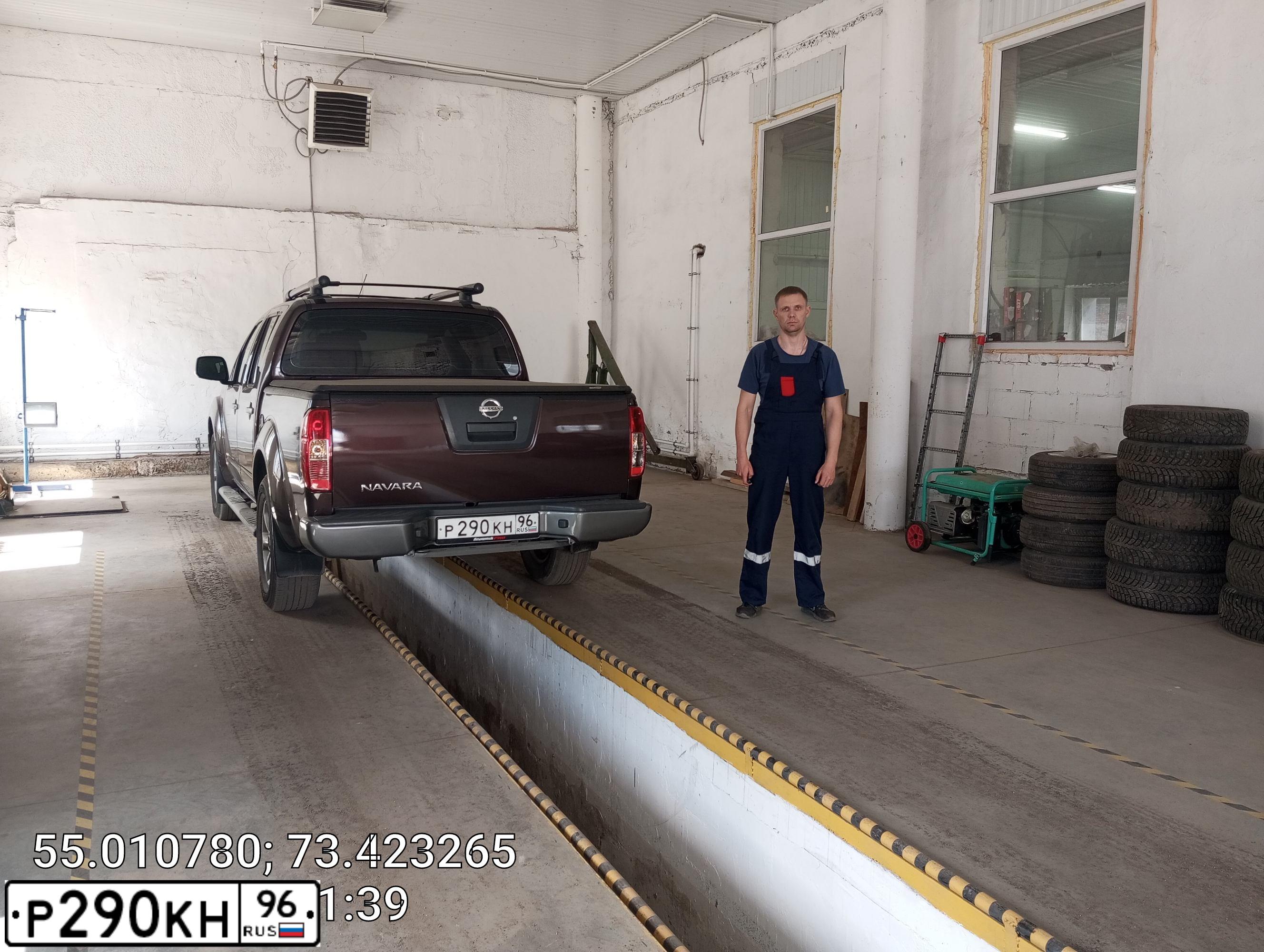 Фото автомобиля NISSAN NAVARA, 2008 — госномер Р365ТО11. Цвет: Серебристый