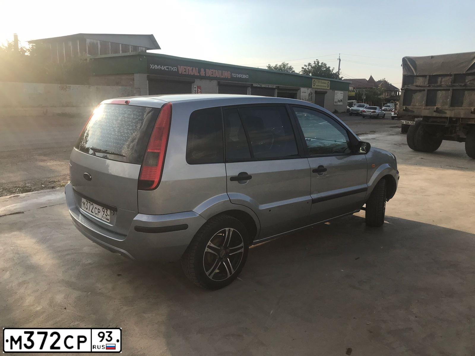 Фото автомобиля FORD FUSION, 2005 — госномер М372СР93. Цвет: СЕРЫЙ