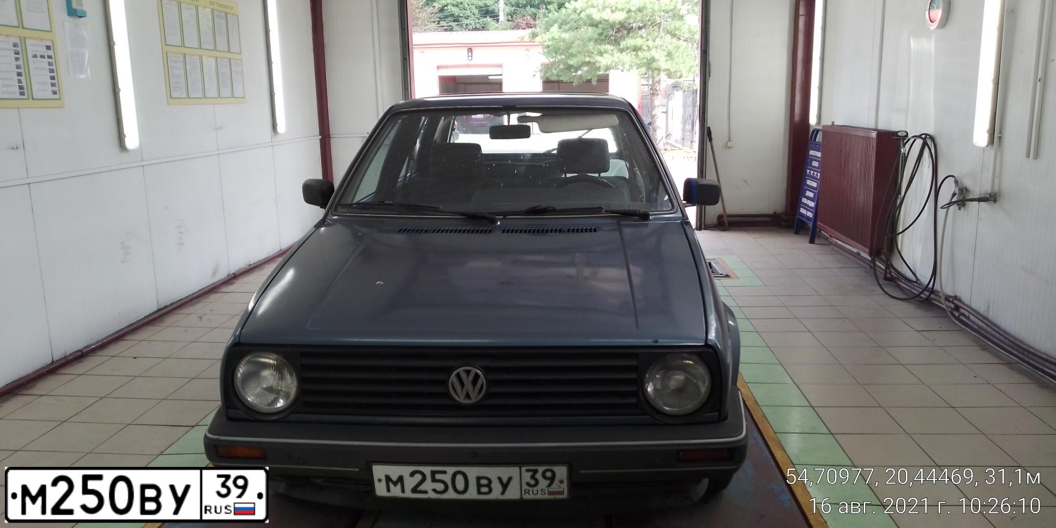 Фото автомобиля VOLKSWAGEN GOLF, 1989 — госномер М250ВУ39. Цвет: СИНИЙ