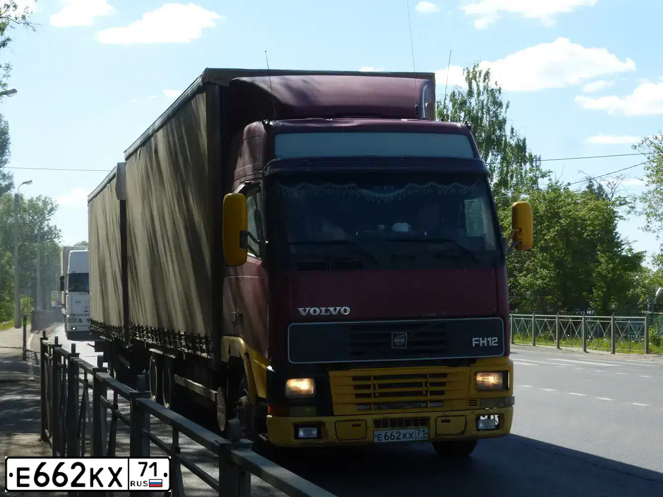 Фото автомобиля VOLVO SERIE FH /6X2/, 2000 — госномер Е662КХ71. Цвет: Красный
