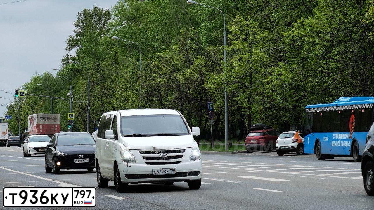Фото автомобиля HYUNDAI SOLARIS, 2021 — госномер У445АЕ250. Цвет: ЧЕРНЫЙ