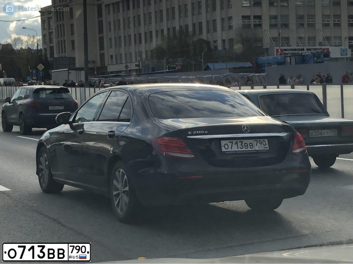 Фото автомобиля MERCEDES E-KLASSE, 2018 — госномер О713ВВ790. Цвет: БЕЛЫЙ-ЖЕЛТЫЙ-СЕРЫЙ