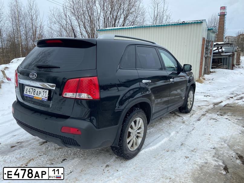 Фото автомобиля KIA SORENTO, 2012 — госномер Е610ЕТ11. Цвет: ЧЕРНЫЙ