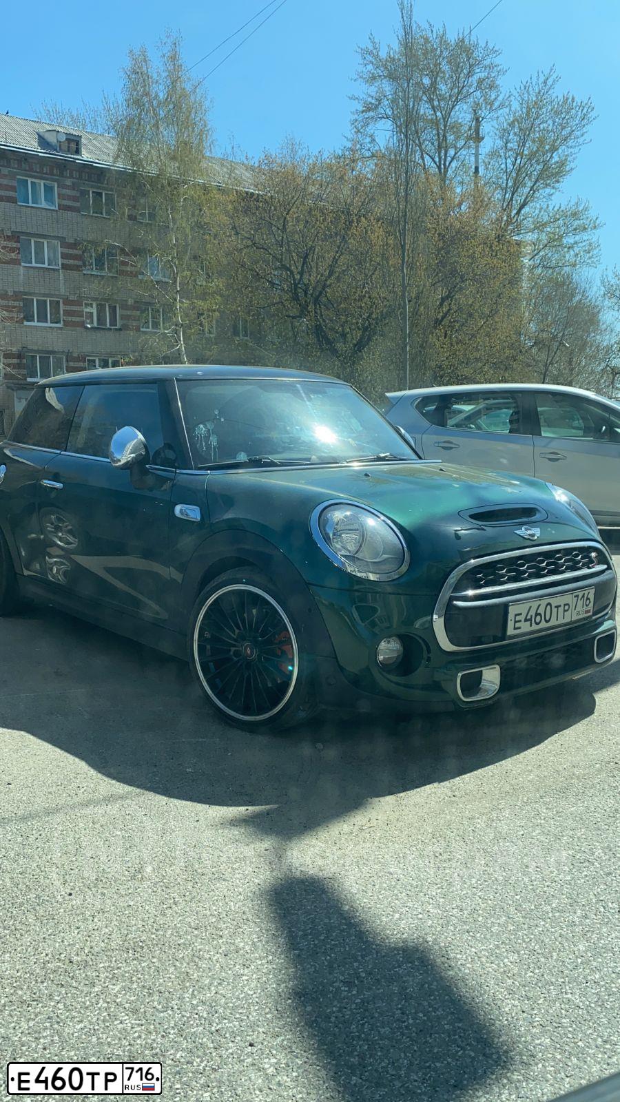 Фото автомобиля MINI MINI, 2014 — госномер Е898ЕТ123. Цвет: ЗЕЛЕНЫЙ