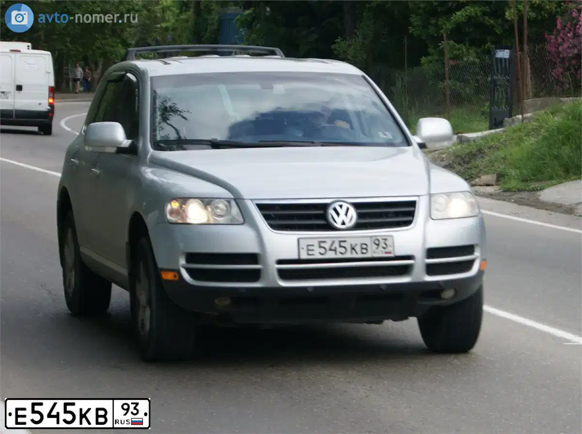 Фото автомобиля VOLKSWAGEN TOUAREG, 2003 — госномер Е791РВ193. Цвет: Серебристый