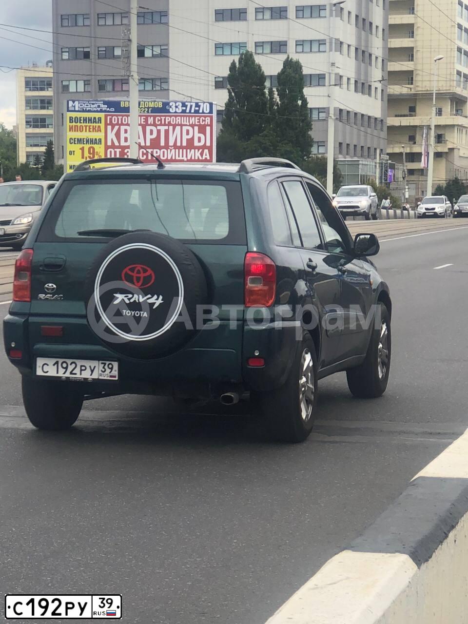 Фото автомобиля TOYOTA RAV4, 2000 — госномер Е111НУ39. Цвет: ЗЕЛЕНЫЙ