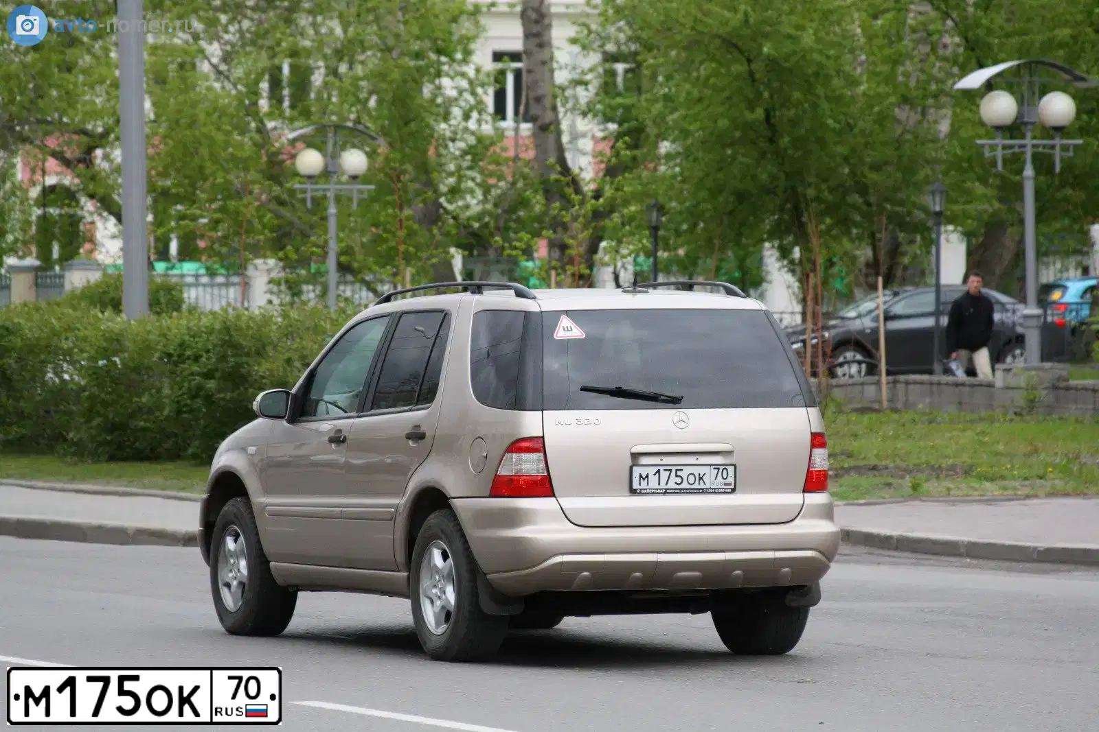 Фото автомобиля MERCEDES M-KLASSE, 2001 — госномер С994МР70. Цвет: ЗОЛОТИСТЫЙ