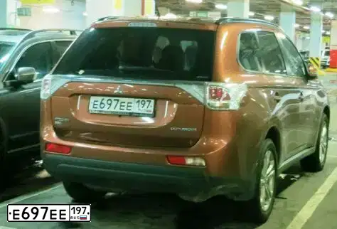 Фото автомобиля MITSUBISHI OUTLANDER, 2012 — госномер Е697ЕЕ197. Цвет: КОРИЧНЕВЫЙ