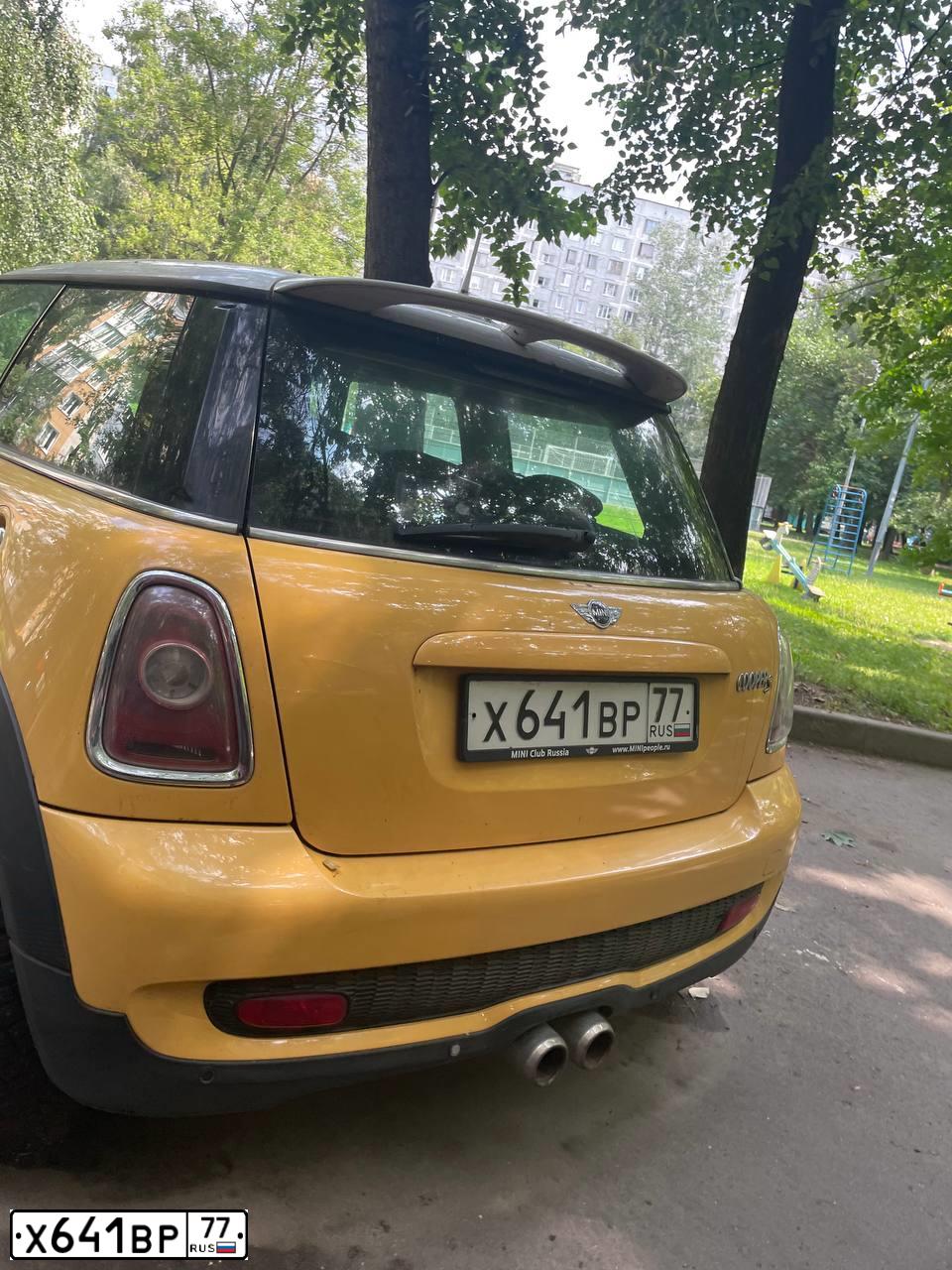 Фото автомобиля MINI МИНИ КУПЕР S, 2008 — госномер Х641ВР77. Цвет: ЖЕЛТЫЙ
