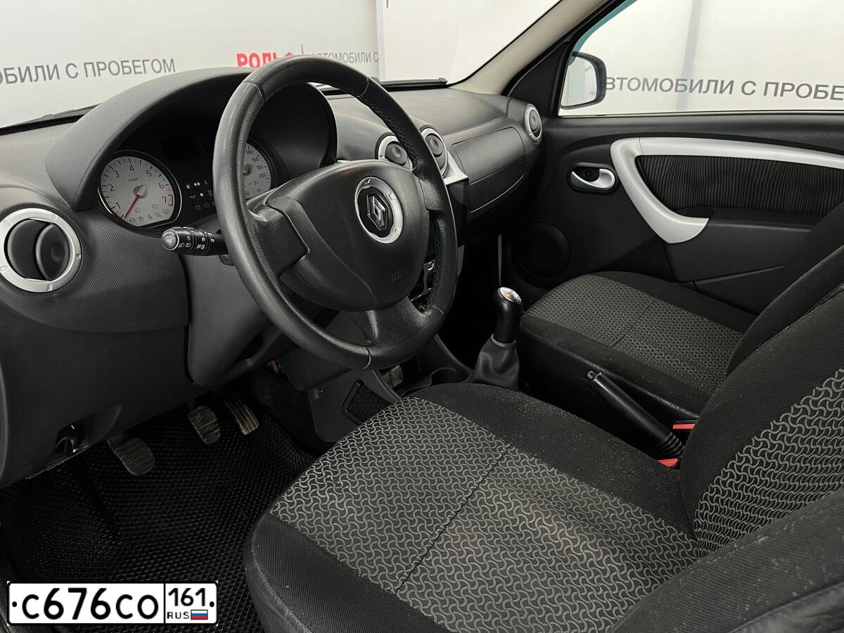 Фото автомобиля RENAULT LOGAN, 2013 — госномер С676СО161. Цвет: Белый