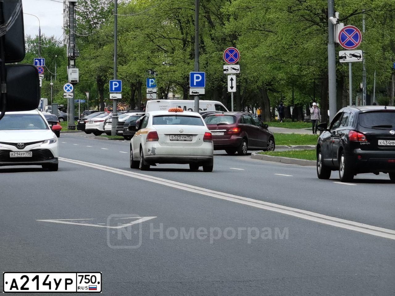 Фото автомобиля TOYOTA CAMRY, 2019 — госномер К725ОЕ797. Цвет: БЕЛЫЙ