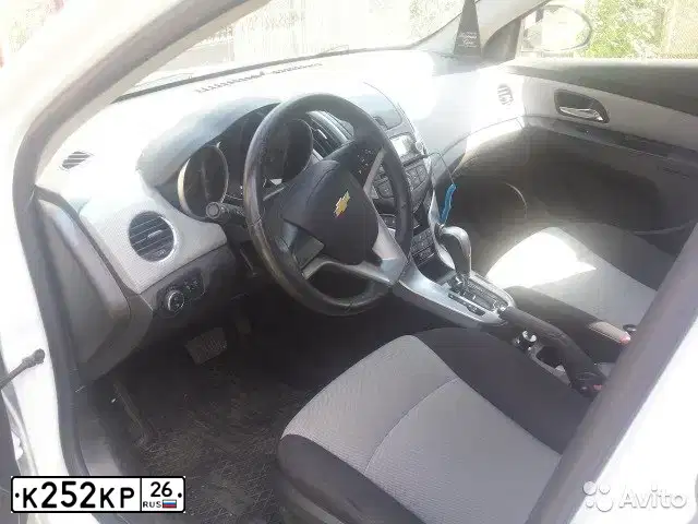 Фото автомобиля CHEVROLET CRUZE, 2012 — госномер К252КР26. Цвет: БЕЛЫЙ