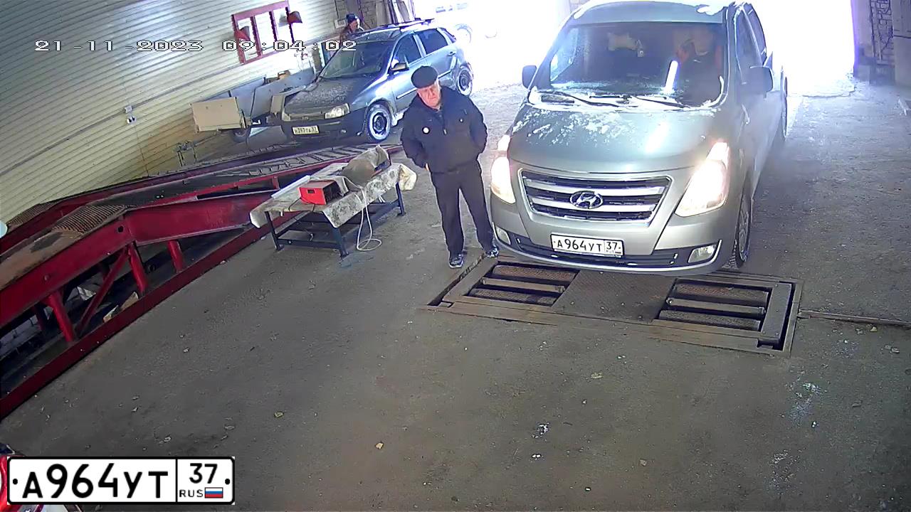 Фото автомобиля HYUNDAI H 1/H 100/STAREX, 2016 — госномер А964УТ37. Цвет: Серый