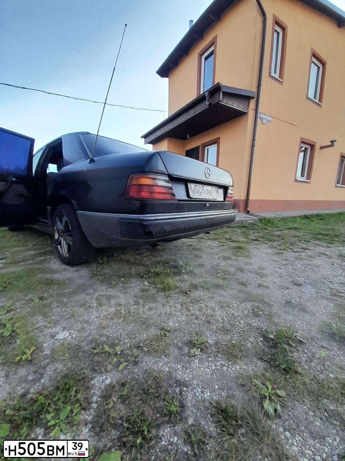 Фото автомобиля MERCEDES E-KLASSE, 1993 — госномер С802ХК39. Цвет: ЧЕРНЫЙ