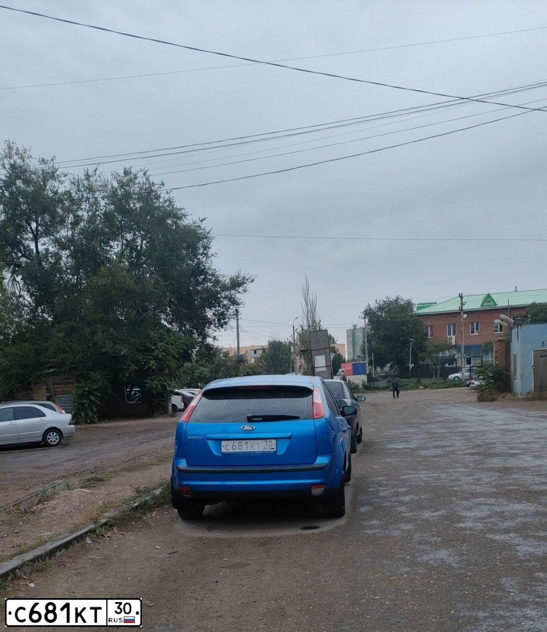 Фото автомобиля FORD FOCUS, 2007 — госномер С681КТ30. Цвет: голубой