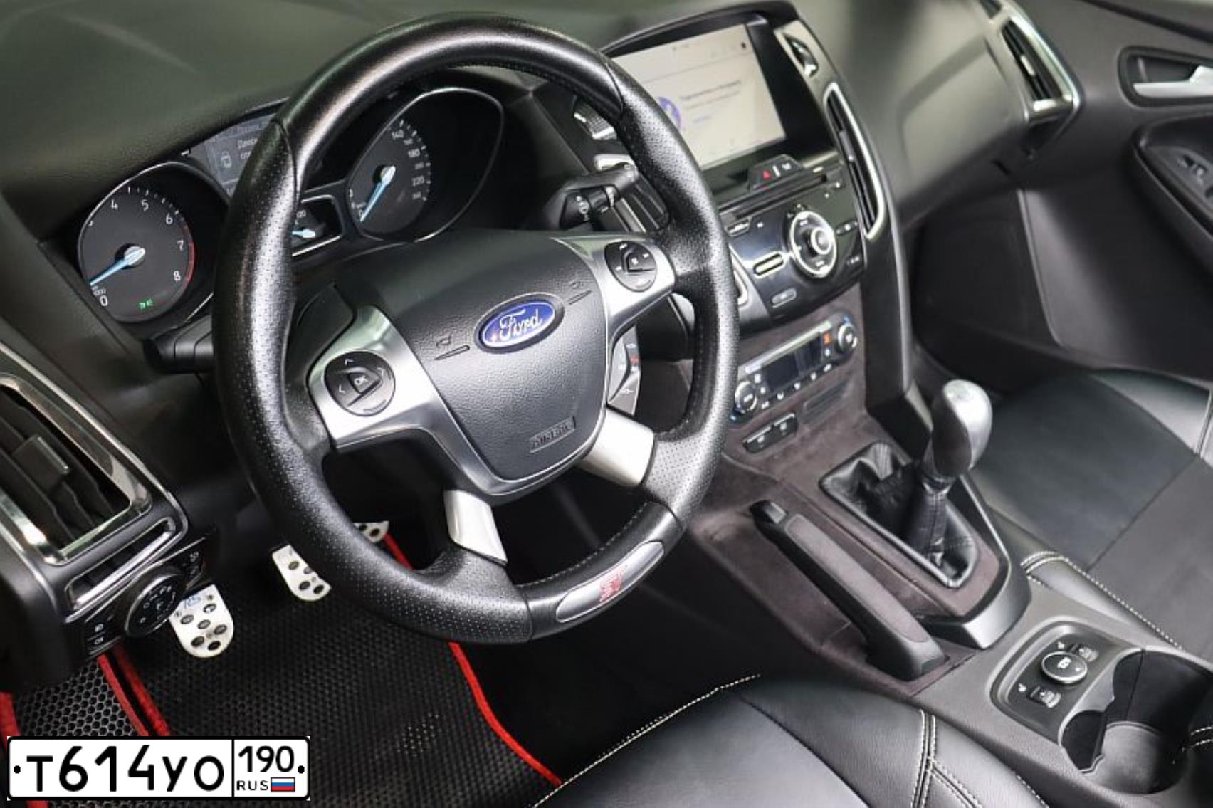 Фото автомобиля FORD FOCUS, 2012 — госномер Т614УО190. Цвет: БЕЛЫЙ