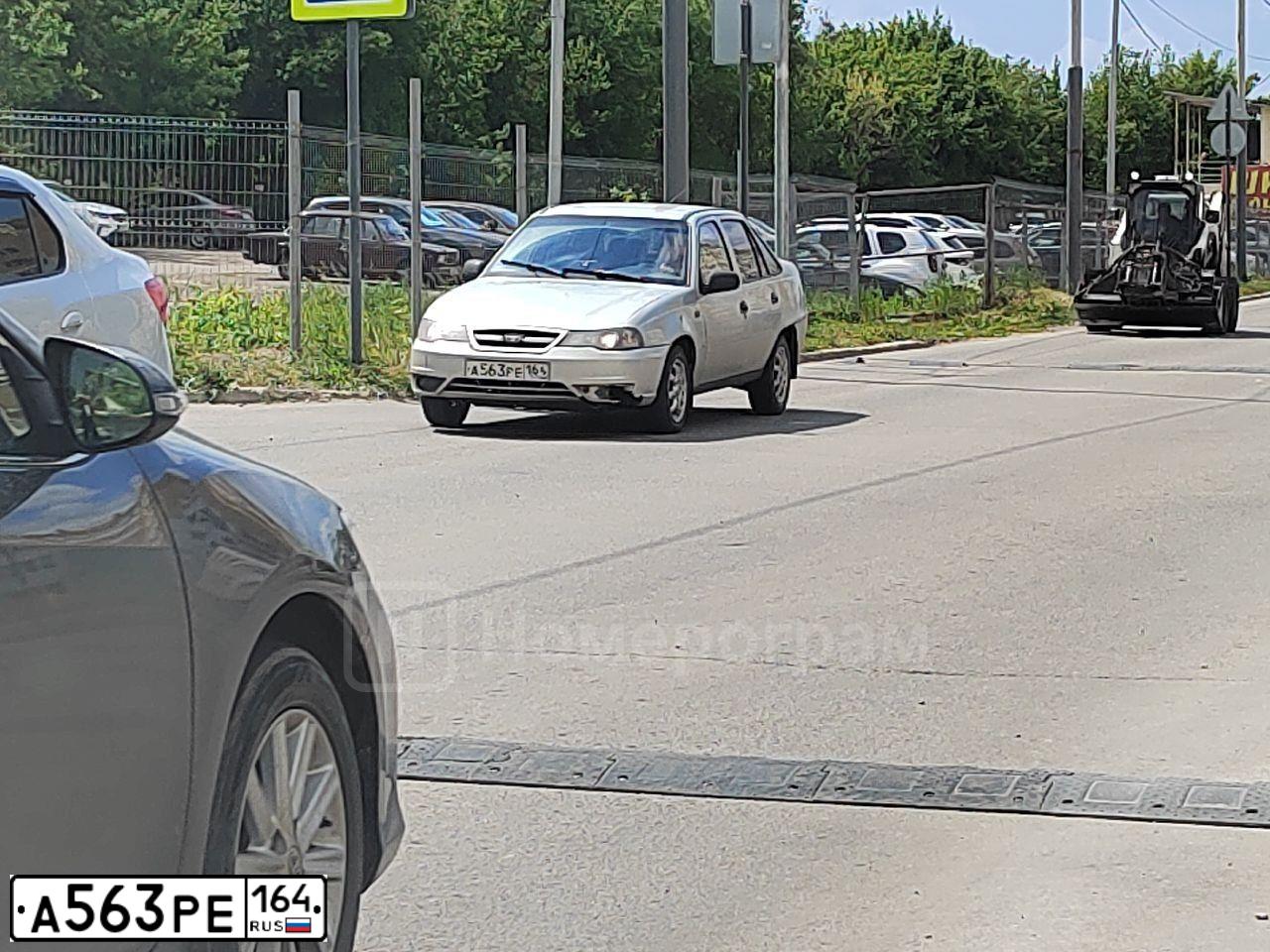 Фото автомобиля DAEWOO NEXIA, 2009 — госномер А563РЕ164. Цвет: Серебристый