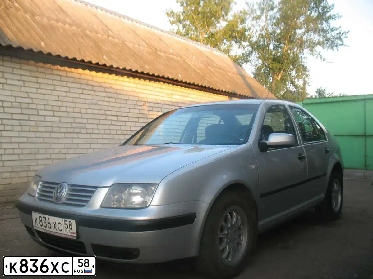Фото автомобиля VOLKSWAGEN BORA, 2002 — госномер В648КС37. Цвет: Серебристый