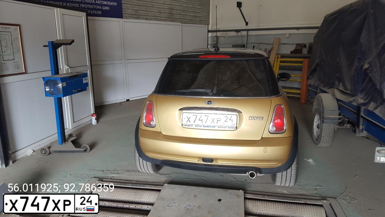 Фото автомобиля MINI МINIСООРЕR, 2004 — госномер Х747ХР24. Цвет: ЖЕЛТЫЙ