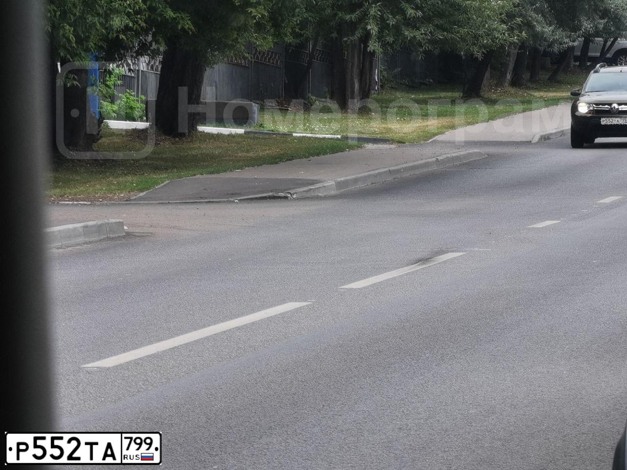 Фото автомобиля RENAULT DUSTER, 2018 — госномер Р552ТА799. Цвет: ЗЕЛЕНЫЙ