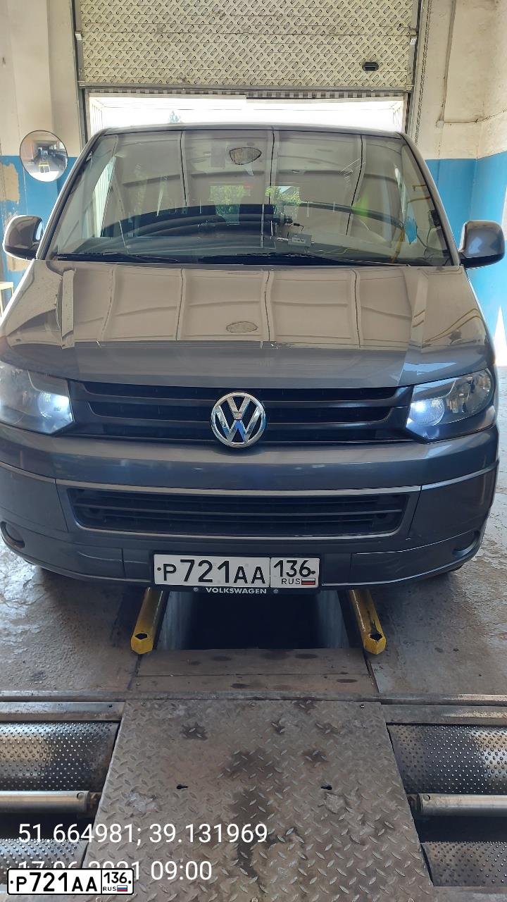Фото автомобиля VOLKSWAGEN TRANSPORTER, 2010 — госномер Р721АА136. Цвет: ТЕМНО-СЕРЫЙ