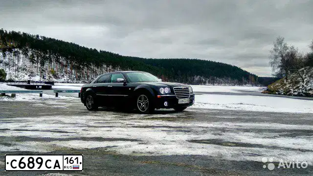 Фото автомобиля CHRYSLER SERIE 300, 2008 — госномер С689СА161. Цвет: ЧЕРНЫЙ