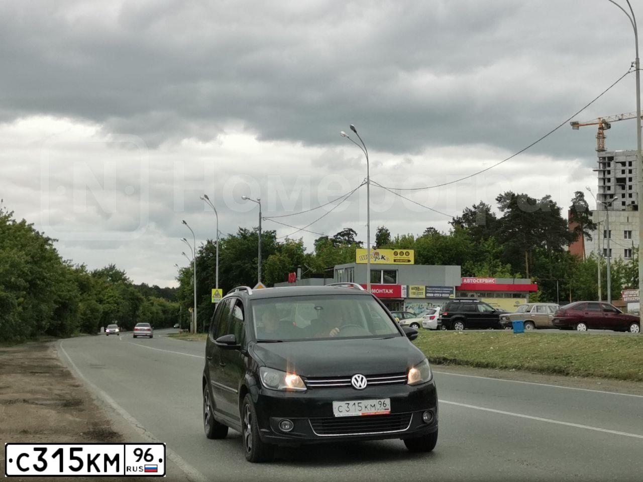 Фото автомобиля VOLKSWAGEN TOURAN, 2010 — госномер Х286ОО196. Цвет: ЧЕРНЫЙ