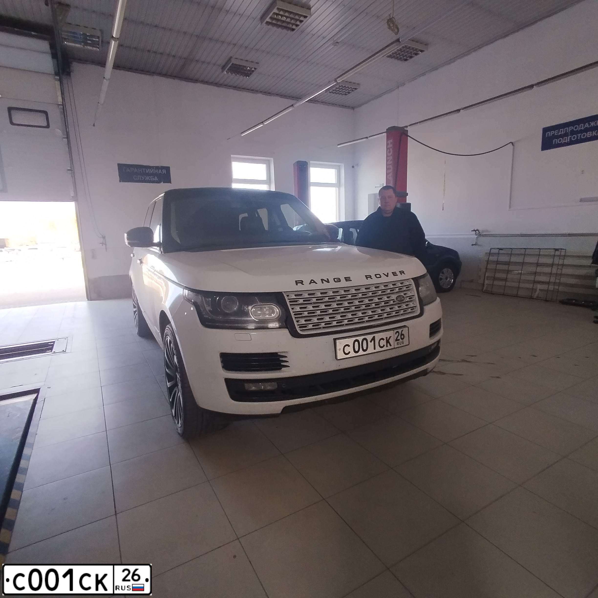 Фото автомобиля LANDROVER RANGE ROVER, 2013 — госномер С001СК26. Цвет: Белый