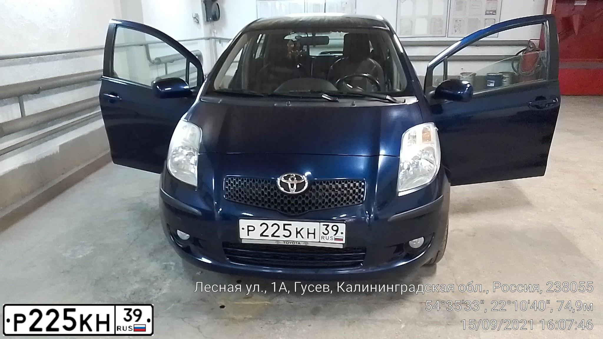 Фото автомобиля TOYOTA YARIS, 2007 — госномер Р225КН39. Цвет: СИНИЙ