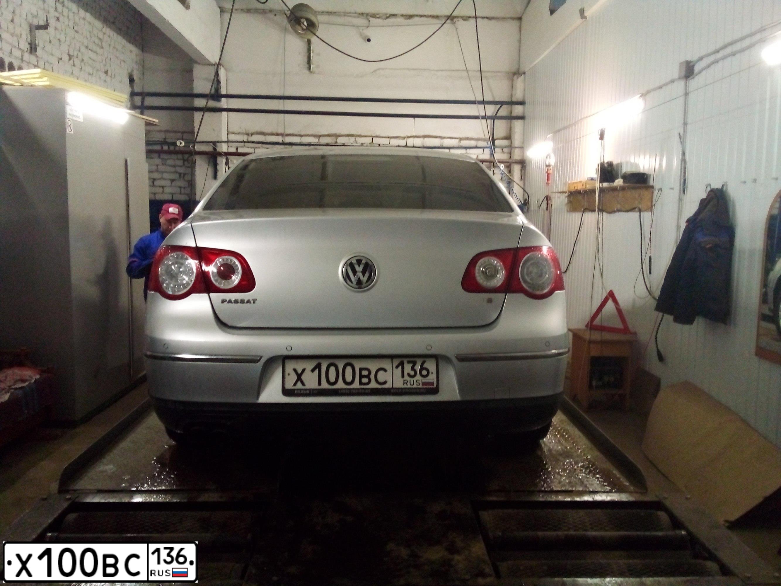 Фото автомобиля VOLKSWAGEN PASSAT, 2010 — госномер В386НК136. Цвет: Серебристый