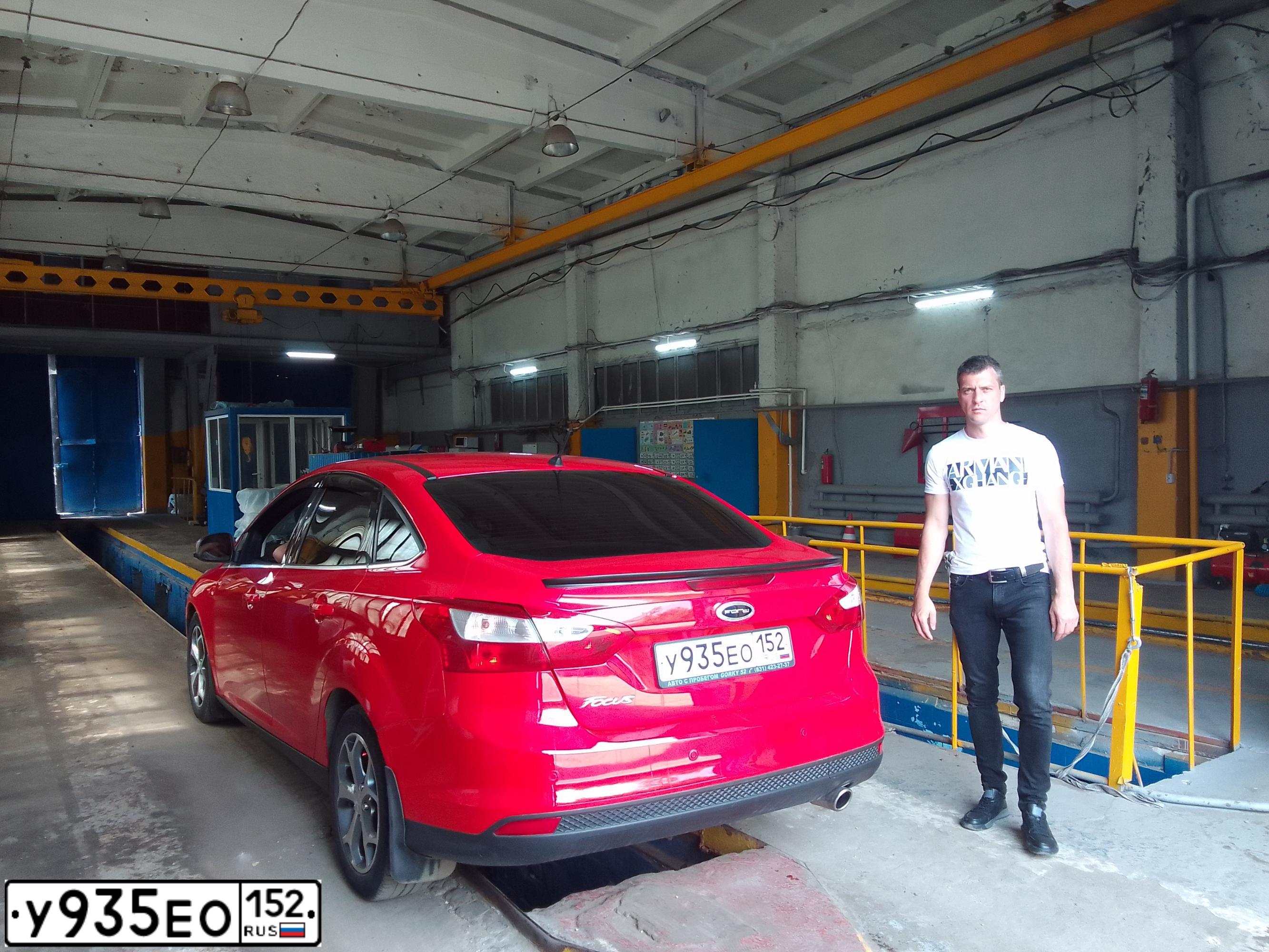 Фото автомобиля FORD FOCUS, 2014 — госномер Т090ОТ152. Цвет: Красный