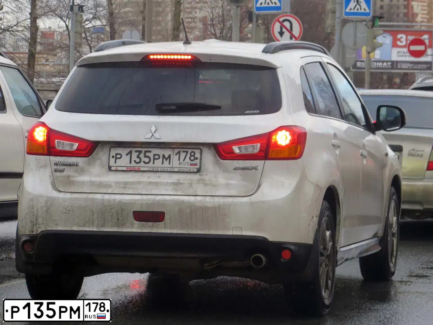 Фото автомобиля MITSUBISHI ASX, 2013 — госномер Р135РМ178. Цвет: Белый