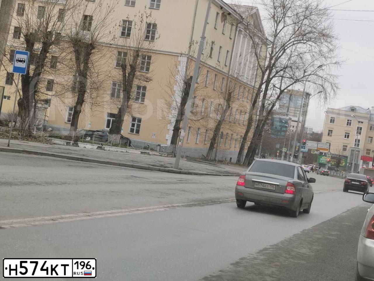 Фото автомобиля TOYOTA COROLLA, 2007 — госномер Н320РВ196. Цвет: ЧЕРНЫЙ