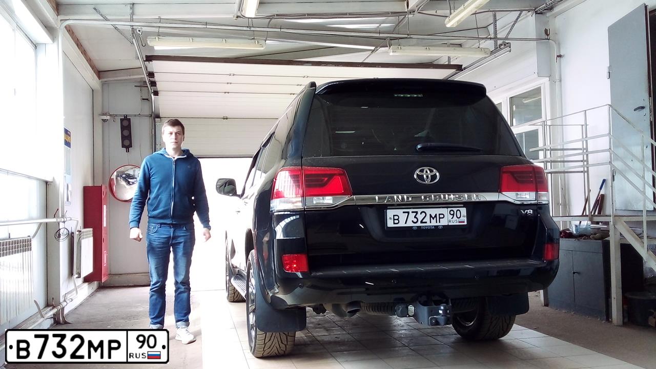 Фото автомобиля TOYOTA LANDCRUISER, 2013 — госномер У215ЕР76. Цвет: Белый