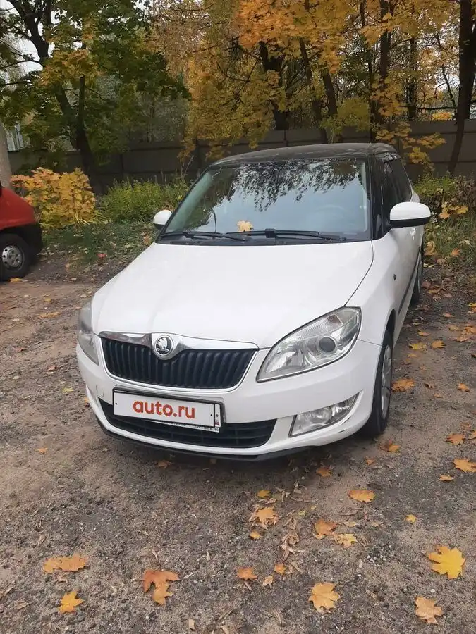 Фото автомобиля SKODA FABIA, 2013 — госномер Т485МК790. Цвет: Белый черный 
