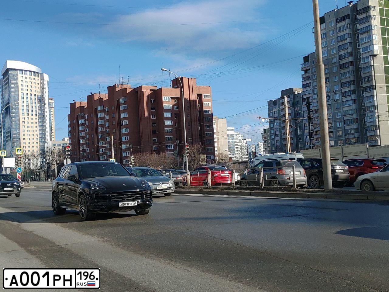 Фото автомобиля PORSCHE CAYENNE, 2015 — госномер А001РН196. Цвет: ЧЕРНЫЙ