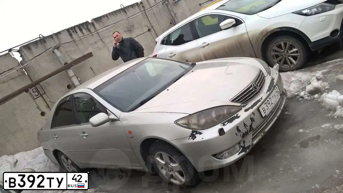 Фото автомобиля TOYOTA CAMRY, 2005 — госномер Р124КК154. Цвет: серебристый