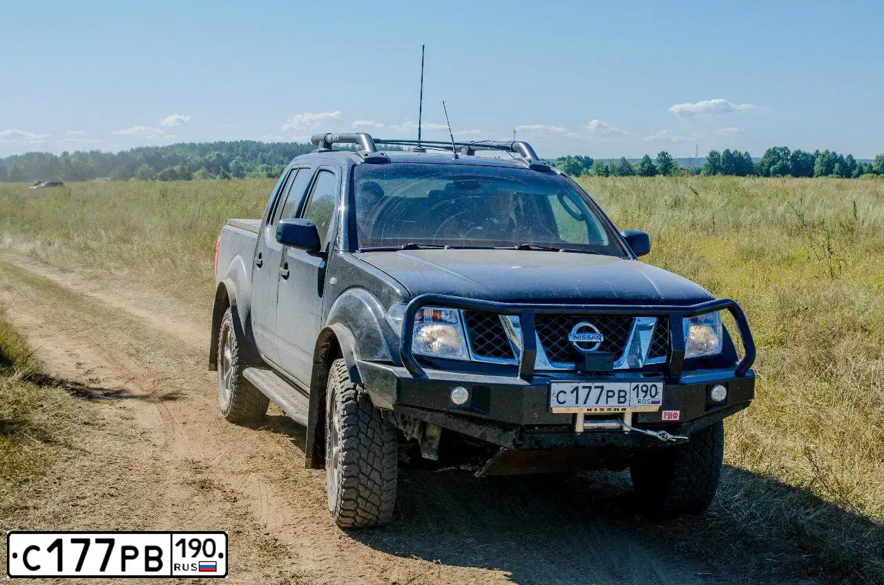 Фото автомобиля NISSAN NAVARA, 2006 — госномер С177РВ190. Цвет: ЧЕРНЫЙ
