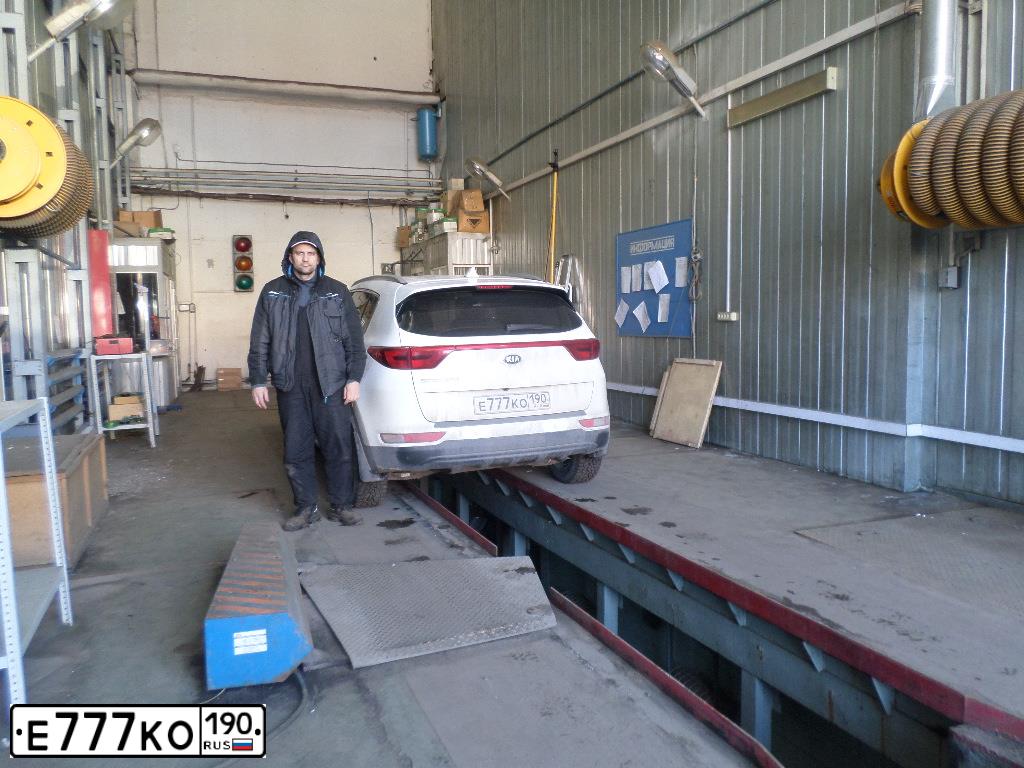 Фото автомобиля BMW SERIE 3, 2011 — госномер В562ОЕ750. Цвет: БЕЛЫЙ