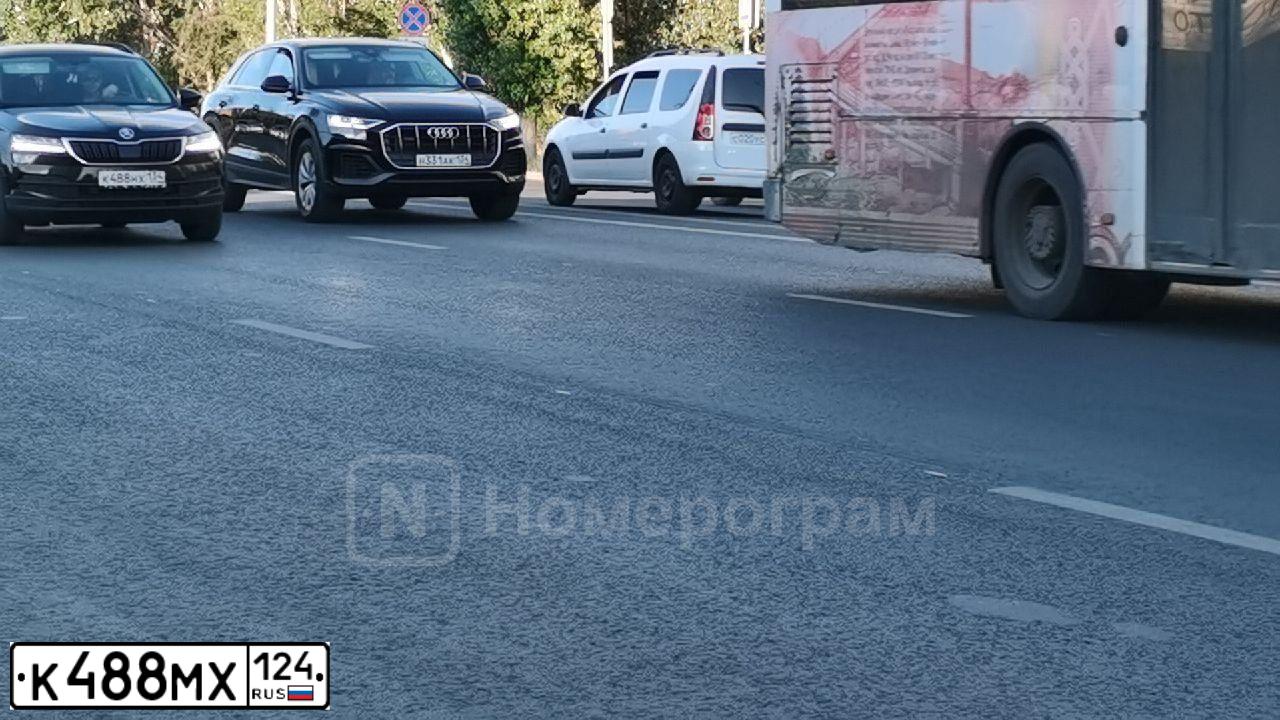 Фото автомобиля HYUNDAI SOLARIS, 2013 — госномер О700ЕК64. Цвет: БЕЖЕВО-СЕРЫЙ